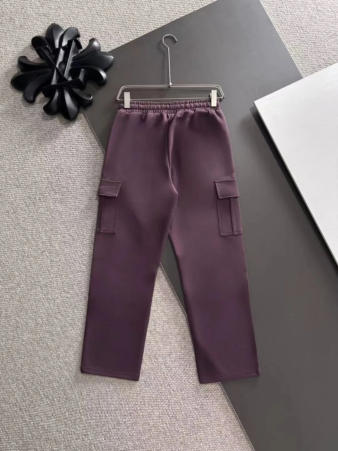 Next day shipment P360 Stone lsland/Stone Island Exclusively launches 25ss autumn and winter new high-quality trousers. Compare real-life details at will. Craftsmanship that ordinary small workshops cannot copy. Top-level ZP development. Unique imported fabric feel. Purely imported German machine production. Precision operation. Ten thousand needle density. A pair of trousers with rich details. You can see the development strength. A full set of new accessories are customized simultaneously. Simple yet elegant. Soft, delicate and comfortable. The upper body is versatile and fashionable. A perfect choice for autumn and winter, a must-have item. Sizes: M to 3XL (please state your height and weight when placing an order)